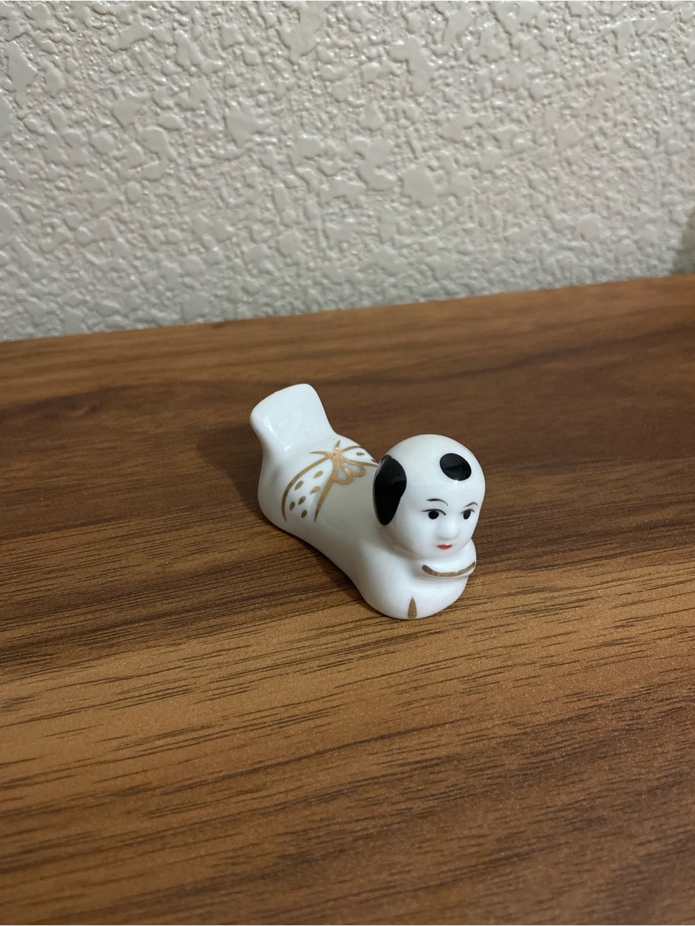 Porcelain Chopstick Rest with Gold Detailing